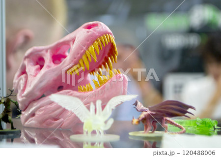 Detailed models in the form of birds printed on 3D printer from polymer close-up. Detailed object created by 3D printer using the 3D printing method. Concept 3D Printing. SLA printing technology Detailed models in the form of birds printed on 3D printer from polymer close-up. Detailed object created by 3D printer using the 3D printing method. Concept 3D Printing. SLA printing technology 120488006