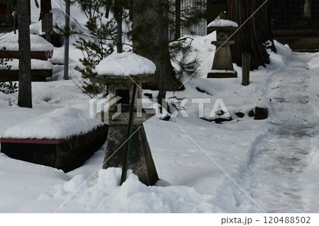 分厚い雪に覆われた南陽市の諏訪神社の参道 120488502