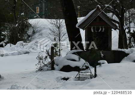 雪が積もっている諏訪神社の脇の小さな社 120488510