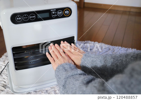 ファンヒーターで温まる手元 120488857