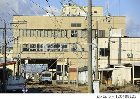 駅に着く弘南鉄道の電車 駅に着く弘南鉄道の電車 120489123