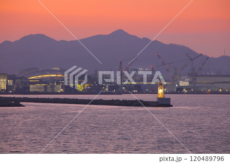 神戸港の夕景・神戸第一防波堤東灯台/「神戸港」の文字が書かれた珍しい灯台 神戸港の夕景・神戸第一防波堤東灯台/「神戸港」の文字が書かれた珍しい灯台 120489796