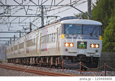高崎線 本庄-岡部 JR東日本 185系 OM06編成(大宮) 草津 高崎線 本庄-岡部 JR東日本 185系 OM06編成(大宮) 草津 120489800