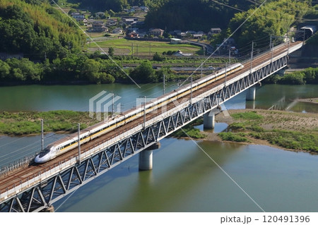 新緑の山陽新幹線700系(ひかりレールスター車両) 新緑の山陽新幹線700系(ひかりレールスター車両) 120491396