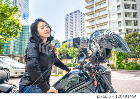 クルーザーバイクで横浜ツーリングをする女性ライダー クルーザーバイクで横浜ツーリングをする女性ライダー 120491454