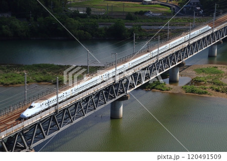 新緑の山陽新幹線N700系8両編成(みずほ・さくら車両) 新緑の山陽新幹線N700系8両編成(みずほ・さくら車両) 120491509
