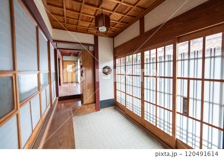 和風の広い玄関 120491614