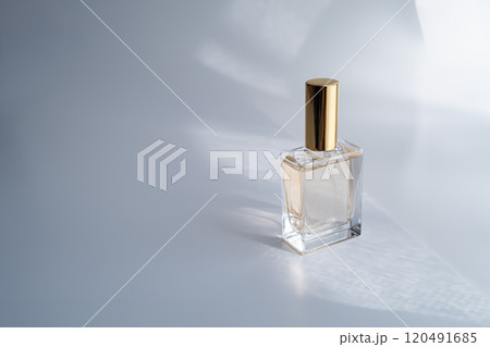 薄ピンク色の爽やかな香りの香水と自然光 120491685