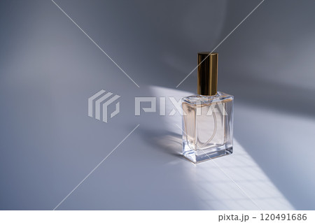 薄ピンク色の爽やかな香りの香水と自然光 120491686