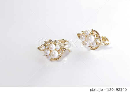 金色の真珠のイヤリング 120492349