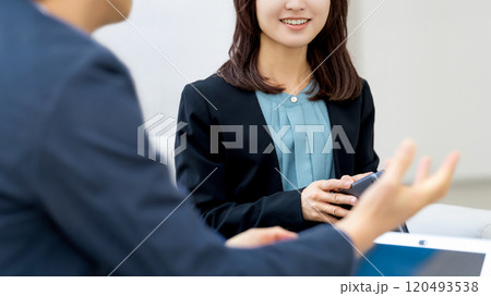 ミーティングをする男女2人のビジネスマン ミーティングをする男女2人のビジネスマン 120493538