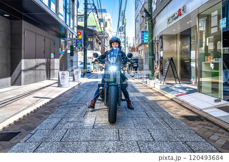 大型クルーザーバイクで横浜ツーリングをする女性ライダー　横浜元町ショッピングストリートで買い物 120493684