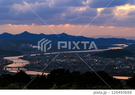 川内川と共に 薩摩川内市の夕暮れ 川内川と共に 薩摩川内市の夕暮れ 120493689