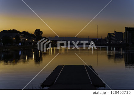 夕焼けに染まるボートコース 120493730