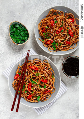 udon noodles, with shimeji mushrooms, vegetables, in sauce, with sesame seeds, green onions, Asian vegetarian food, horizontal, without people, 120494003