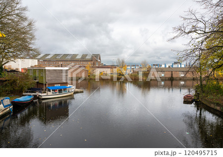 Colorful autumn reflections at the Rijpgracht in Amsterdam, The Netherlands 120495715