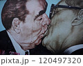 世界を分断した負の遺産-ベルリンの壁 120497320
