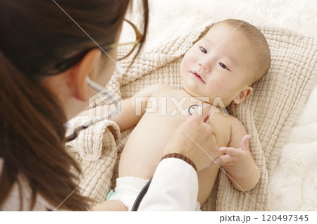 病院で診察を受けるアジア人の赤ちゃん 病院で診察を受けるアジア人の赤ちゃん 120497345