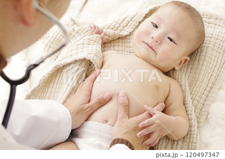 病院で診察を受けるアジア人の赤ちゃん 120497347