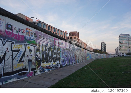 世界を分断した負の遺産-ベルリンの壁 120497369
