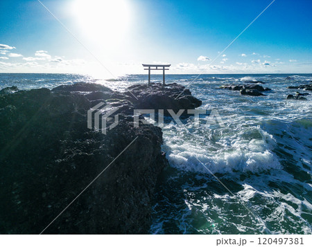 空撮「茨城県」海岸に佇む磯前神社の鳥居 大洗磯前神社 空撮「茨城県」海岸に佇む磯前神社の鳥居 大洗磯前神社 120497381