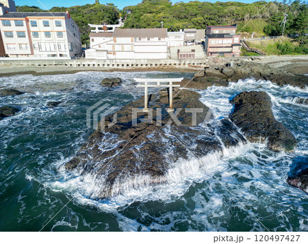 空撮「茨城県」海岸に佇む磯前神社の鳥居 大洗磯前神社 空撮「茨城県」海岸に佇む磯前神社の鳥居 大洗磯前神社 120497427