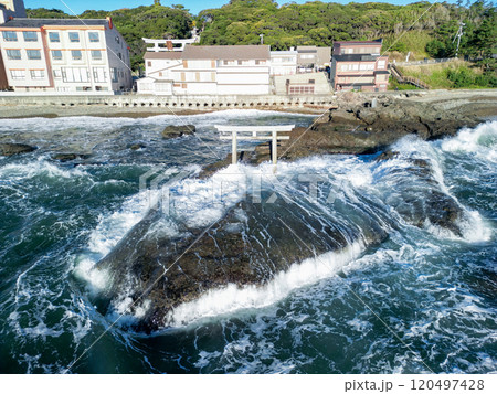 空撮「茨城県」海岸に佇む磯前神社の鳥居 大洗磯前神社 空撮「茨城県」海岸に佇む磯前神社の鳥居 大洗磯前神社 120497428