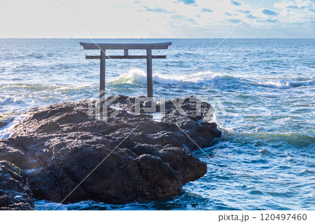「茨城県」海辺に佇む磯前神社の鳥居 大洗海岸 「茨城県」海辺に佇む磯前神社の鳥居 大洗海岸 120497460