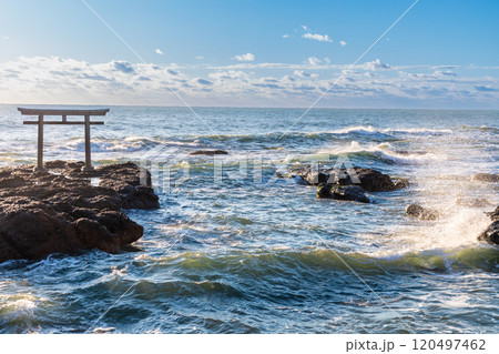 「茨城県」海辺に佇む磯前神社の鳥居 大洗海岸 「茨城県」海辺に佇む磯前神社の鳥居 大洗海岸 120497462