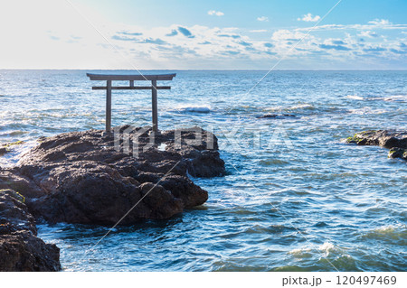 「茨城県」海辺に佇む磯前神社の鳥居 大洗海岸 「茨城県」海辺に佇む磯前神社の鳥居 大洗海岸 120497469