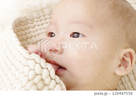 お布団に寝ころがるかわいい赤ちゃん お布団に寝ころがるかわいい赤ちゃん 120497556