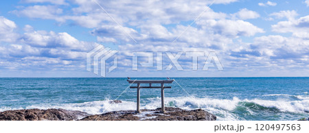 「茨城県」海辺に佇む磯前神社の鳥居　大洗海岸 120497563