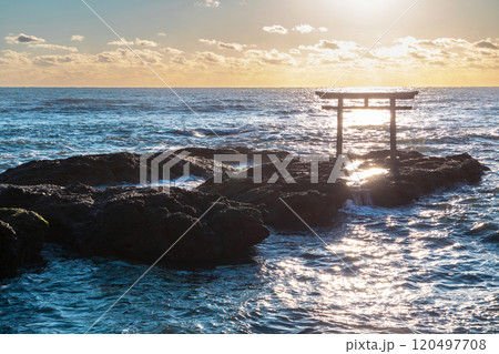 「茨城県」海辺に佇む磯前神社の鳥居　大洗海岸 120497708