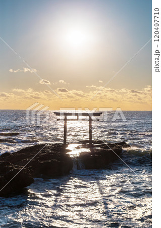 「茨城県」海辺に佇む磯前神社の鳥居 大洗海岸 「茨城県」海辺に佇む磯前神社の鳥居 大洗海岸 120497710