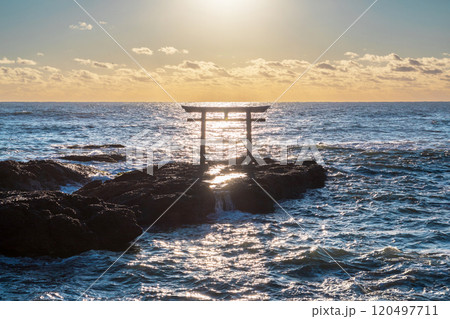 「茨城県」海辺に佇む磯前神社の鳥居 大洗海岸 「茨城県」海辺に佇む磯前神社の鳥居 大洗海岸 120497711