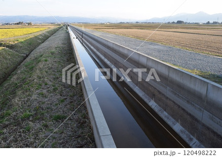 農道と農業用水路 田園風景 120498222