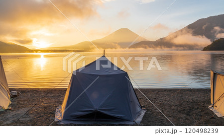「山梨県」本栖湖湖畔のキャンプ場から見る日の出 120498239