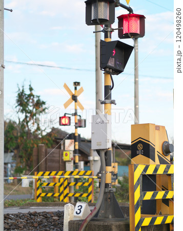 烏山線　小塙駅横の踏切　11月の夕方 120498260