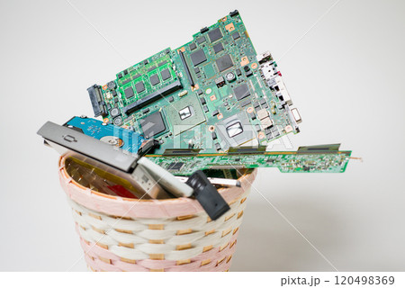 廃棄する電子回路基板　電子機器に使用されている電子基板廃棄のイメージ 120498369