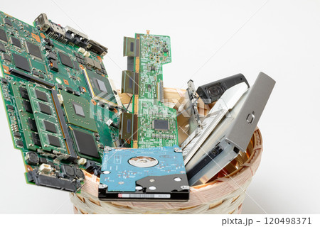廃棄する電子回路基板　電子機器に使用されている電子基板廃棄のイメージ 120498371