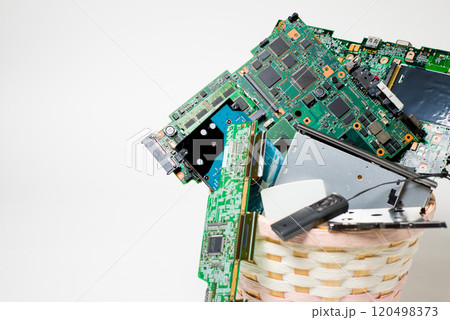 廃棄する電子回路基板　電子機器に使用されている電子基板廃棄のイメージ 120498373