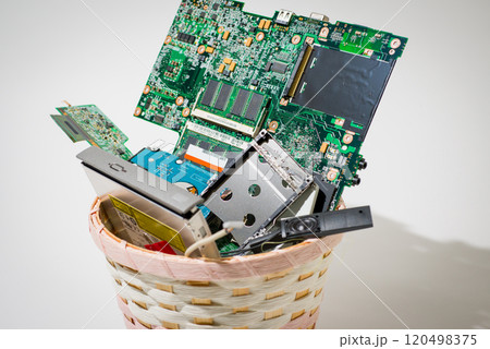 廃棄する電子回路基板 電子機器に使用されている電子基板廃棄のイメージ 廃棄する電子回路基板 電子機器に使用されている電子基板廃棄のイメージ 120498375