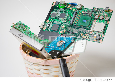 廃棄する電子回路基板　電子機器に使用されている電子基板廃棄のイメージ 120498377