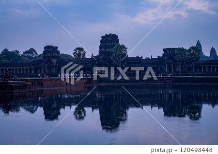 カンボジアのアンコールワット遺跡 120498448