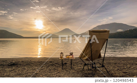 「山梨県」本栖湖湖畔のキャンプ場から見る日の出 「山梨県」本栖湖湖畔のキャンプ場から見る日の出 120498543