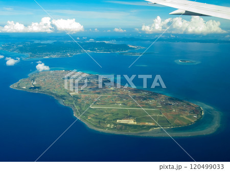 沖縄 空から見た伊江島の全景 沖縄 空から見た伊江島の全景 120499033