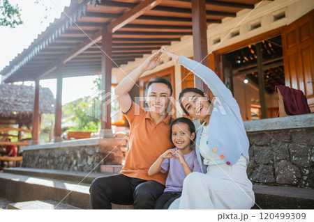 potrait smiling parent and daughter posing love sign 120499309