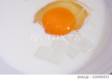 生卵とミルクに角砂糖を入れたイメージ　(写真素材) 120499351
