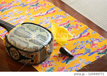 紅型と三線 120499772