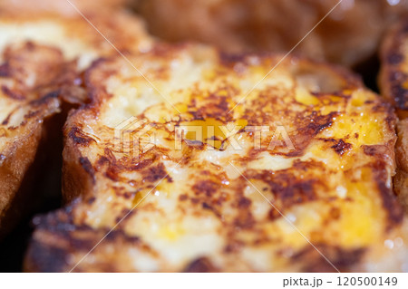 フレンチトーストをフライパンで焼いているところ (写真素材) フレンチトーストをフライパンで焼いているところ (写真素材) 120500149